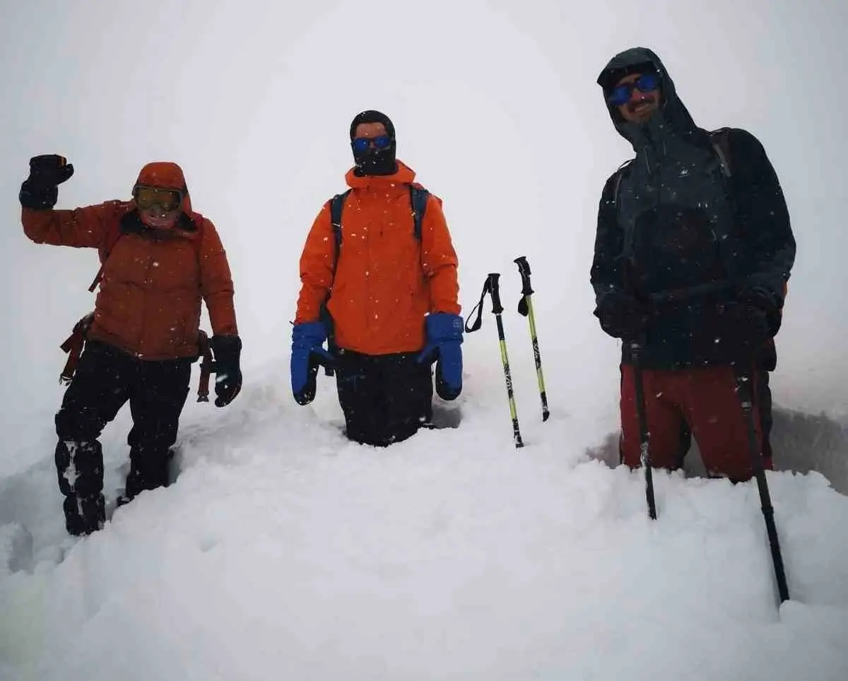 Ağrı’da dağcılar kar ve tipi engeline takıldı