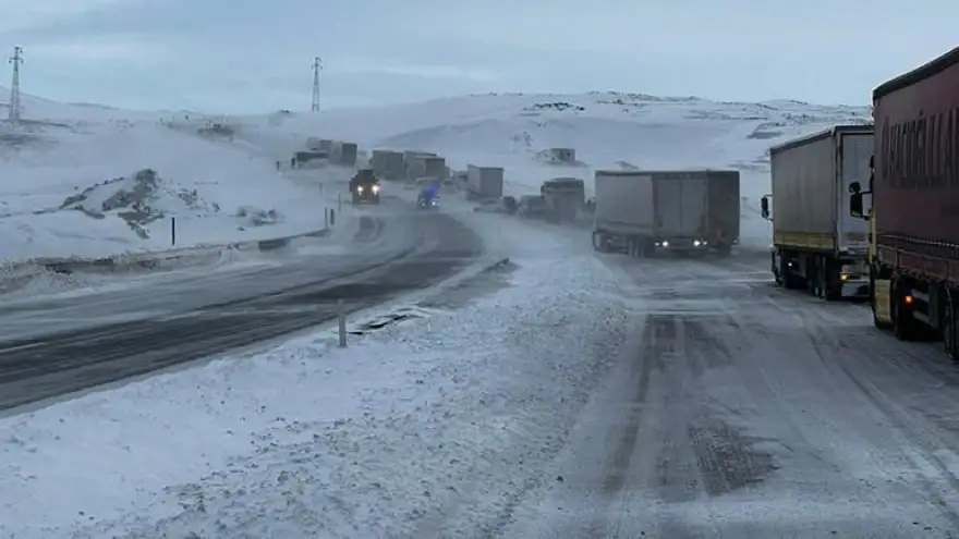 TENDÜREK GEÇİDİ KARDAN KAPANDI, ARAÇLAR MAHSUR KALDI