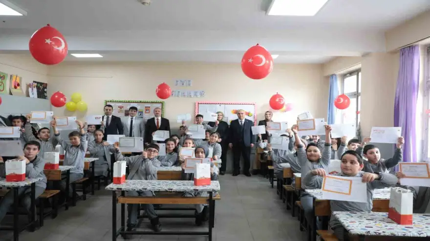 Ağrı’da yeniden okula kazandırılan çocuklar karne heyecanı yaşadı