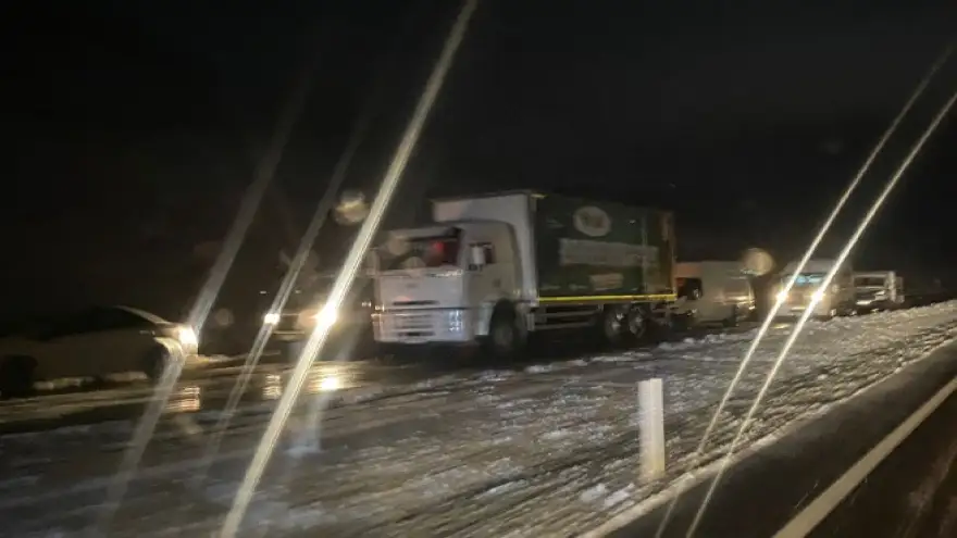 Iğdır-Ağrı karayolu ulaşıma kapandı, onlarca araç yolda kaldı
