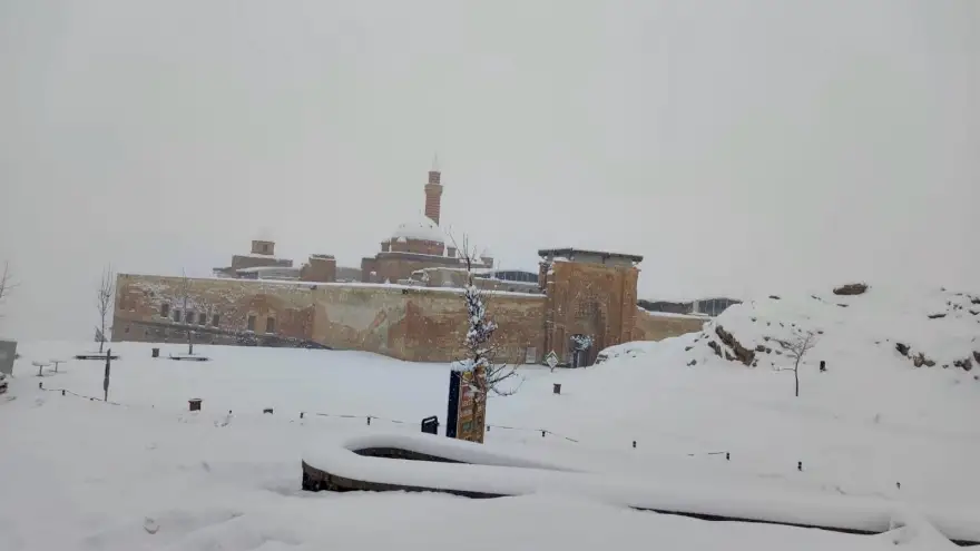 Tarihi İshak Paşa Sarayı’ndan kar manzaraları