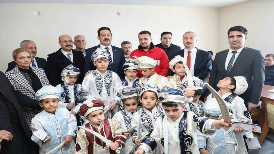 Ağrı’da ’Kirvem Öğretmenim’ projesiyle 19 öğrenci sünnet oldu