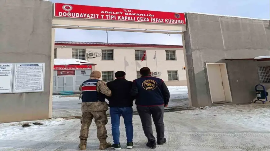 Ağrı’da toplamda 15 yıl hapis cezası olan 2 firari yakalandı
