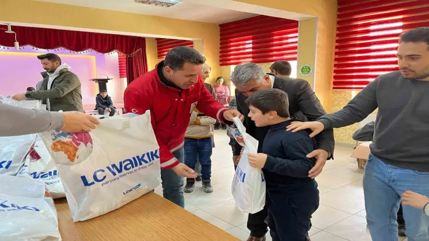 Ağrı’da Kızılay’dan özel öğrencilere kışlık yardım
