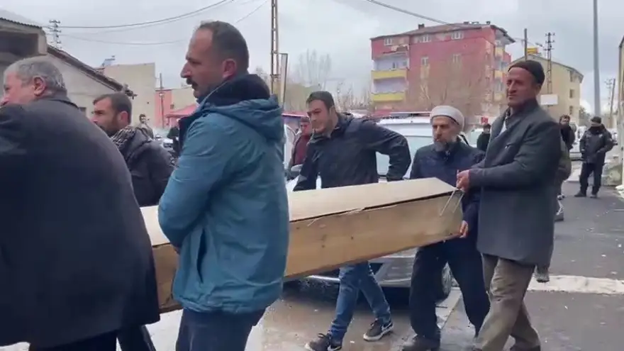 Ağrı’da bir kişi camide tüfekle kendini vurarak intihar etti.
