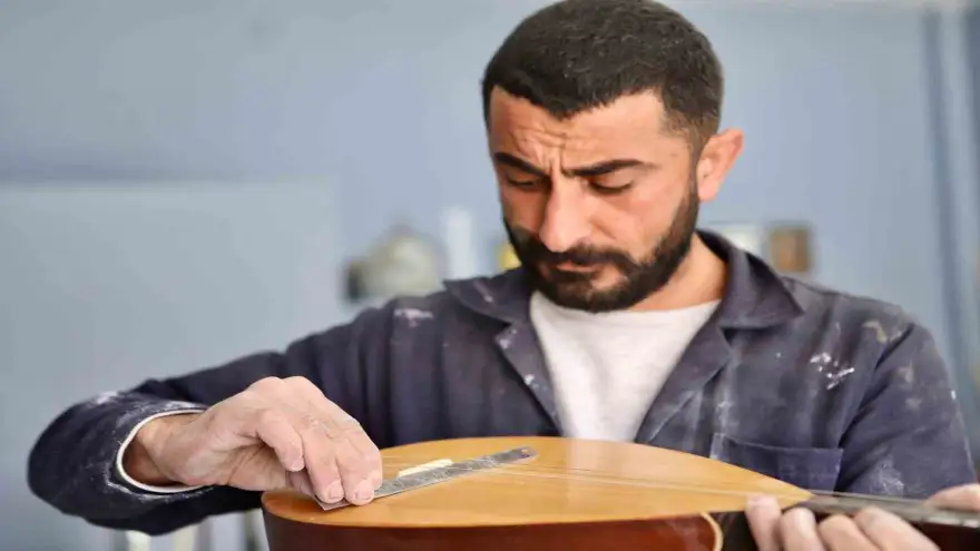 Ağrı'da Merak saldığı bağlamanın her bir telini titizlikle işliyor