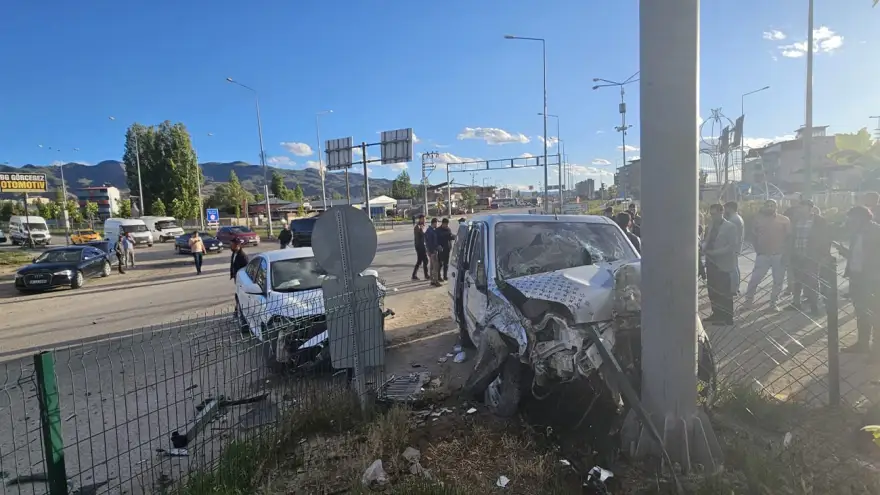 Doğubayazıt'ta Kırmızı ışıkta geçen sürücü kazaya neden oldu: 4 yaralı