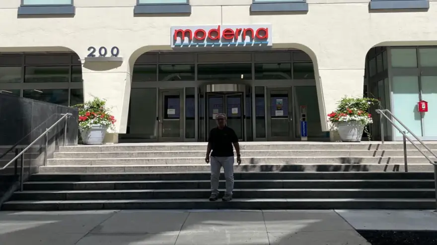 Gazeteci Mehmet Koç, Moderna Marka Kovit-19 aşı tesisi ziyaret etti