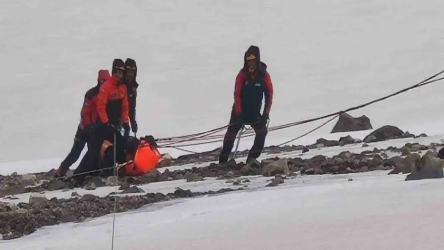 Ağrı dağında hayatını kaybeden 2 dağcının cesedi kamp alanına taşınıyor