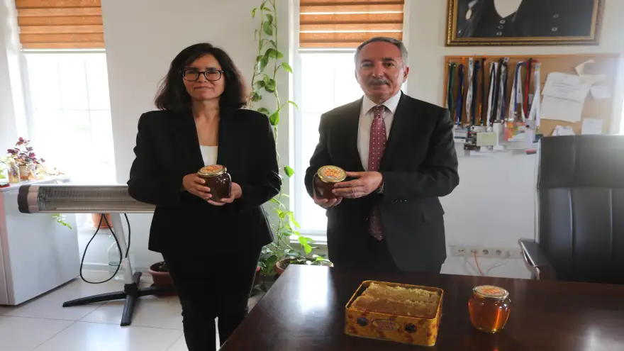 AİÇÜ’de Üretilen İlk Balın Hasadı Yapıldı