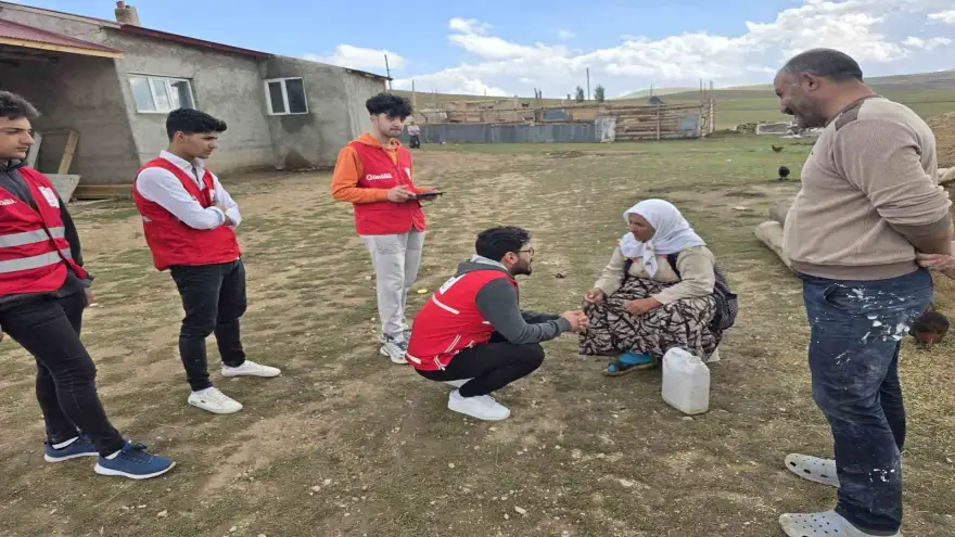 Kızılay gönüllüleri Diyadin’de ihtiyaç sahibi ailelerin umudu oluyor