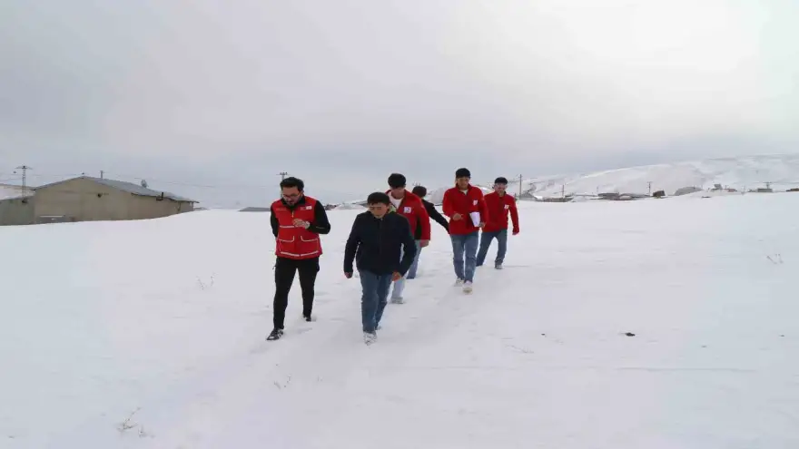 Türk Kızılayı’nın yardımlarıyla ısınıyorlar