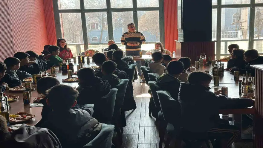 Taşlıçay Kaymakamından öğrencilere sürpriz pizza ve maç etkinliği