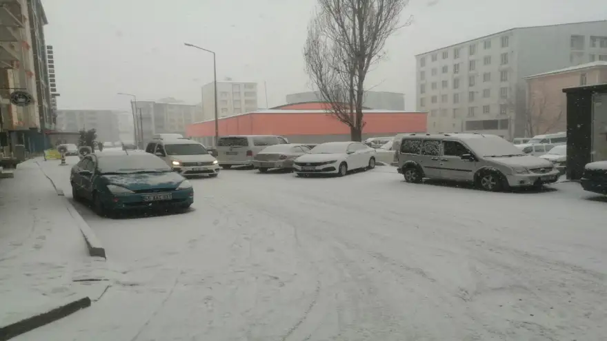 Doğubayazıt'ta beklenen kar yağışı başladı