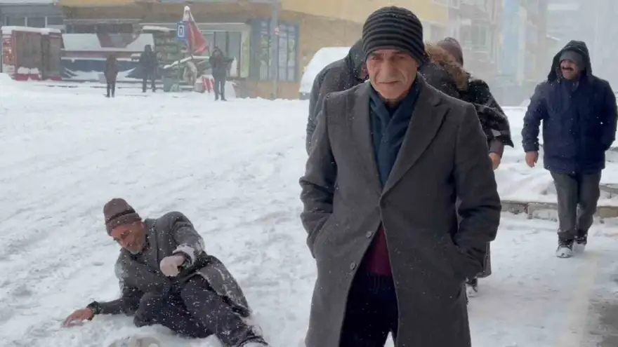 Ağrı’da cadde ve sokaklar buz pistine döndü