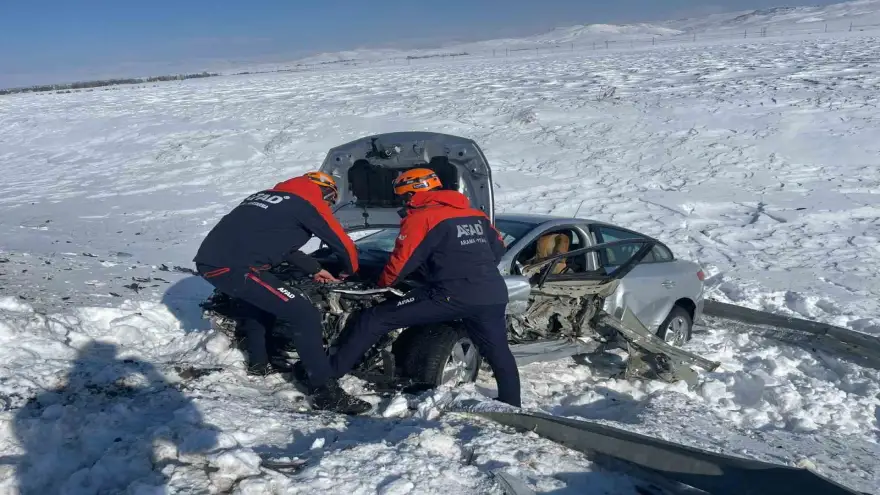 Ağrı’da şarampole yuvarlanan araçtaki 2 kişi AFAD tarafından kurtarıldı