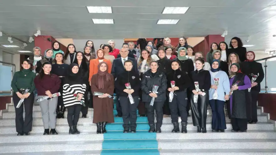 Ağrı Valisi Mustafa Koç ve eşi Neslihan Gül Koç’tan kadın personellere 8 Mart ziyareti