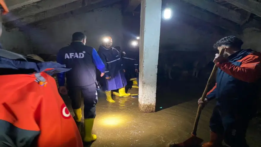 Ağrı’da kar erimesi sonucu evler ve ahırlar su altında kaldı