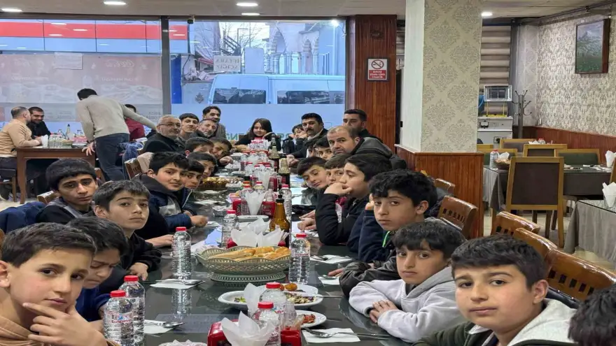 Hafızlık öğrencilerine anlamlı iftar yemeği