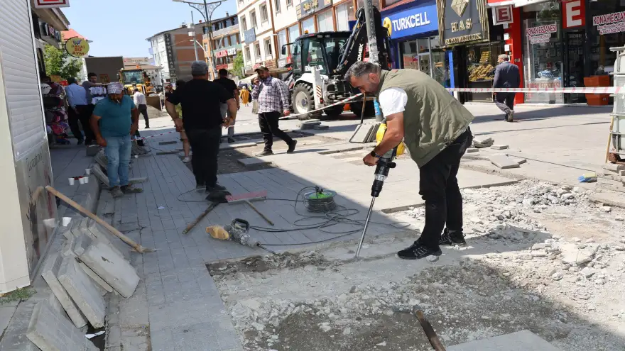 AĞRI CUMHURİYET CADDESİ’NDE YENİLEME ÇALIŞMALARI BAŞLADI