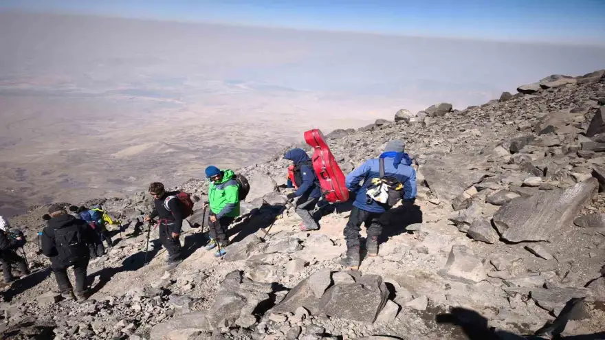 Ağrı Dağı’nda sıcak hava kayaları yerinden oynattı