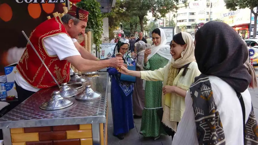 İranlı turistler Van esnafının yüzünü güldürdü