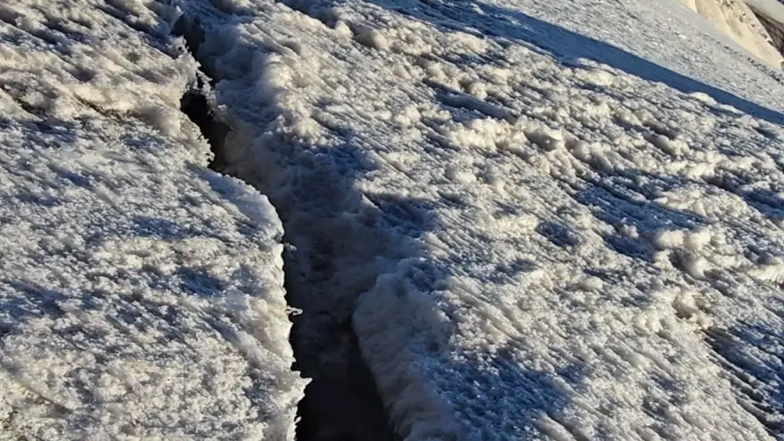 Ağrı Dağı’nın zirvesinde buzul çatlakları görüntülendi