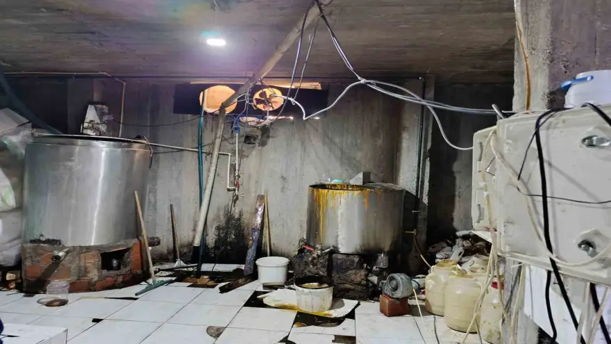 Doğubayazıt'ta ruhsatsız işletmede 5 ton 709 kilogram pekmez ele geçirildi
