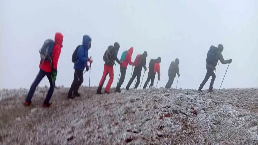 Sis ve fırtınaya rağmen Ağrı Dağı’nda zirveye ulaştılar