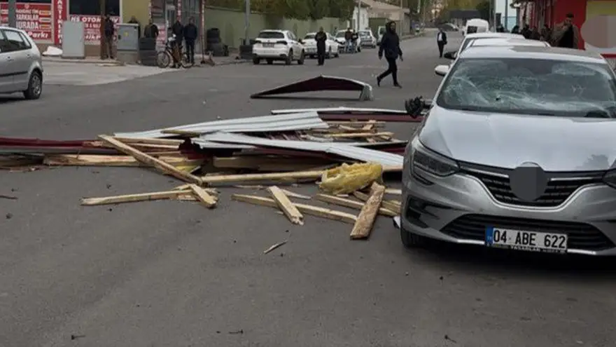 Ağrı’da şiddetli rüzgar çatıları uçurdu