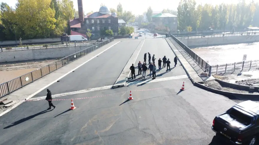 AĞRI'DA FIRAT VE FEVZİ ÇAKMAK MAHALLELERİNİ BİRLEŞTİREN KÖPRÜ ASFALTLANARAK HALKIN HİZMETİNE SUNULDU