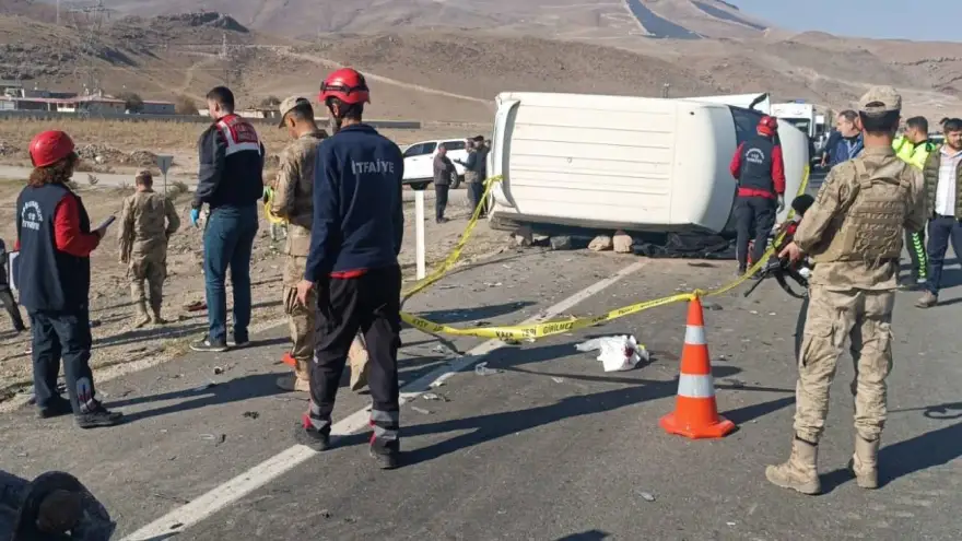Doğubayazıt'ta otomobil minibüsle çarpıştı: 1 ölü, 2 ağır yaralı