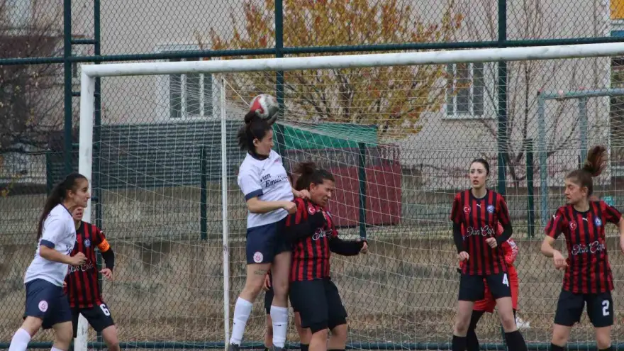 Ağrı Kadın Futbol Takımı, Erzincan’ı 5-0 mağlup etti