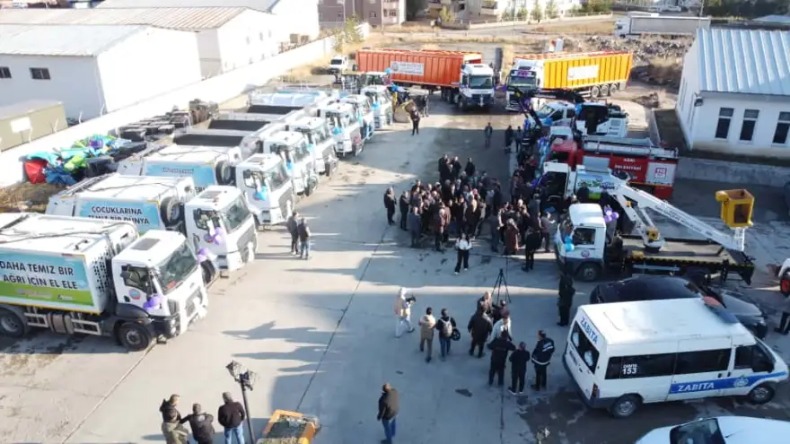 AĞRI BELEDİYESİ YENİ HİZMET ARAÇLARINI KONVOY GEÇİŞİYLE HALKA TANITTI