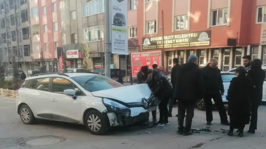 Doğubayazıt'ta Maddi Hasarlı Trafik Kazası