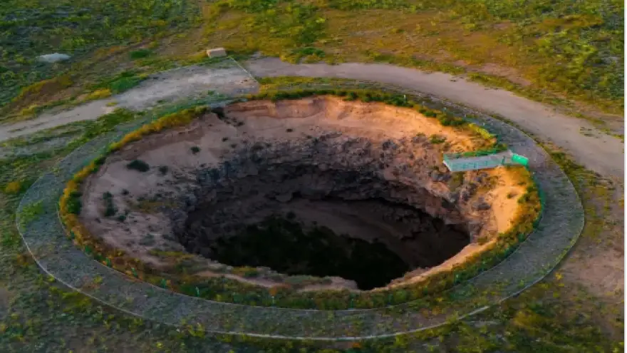İran Sınırındaki Dev Meteor Çukuru, Ziyaretçilerini Büyülüyor