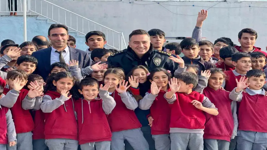 Ağrı’da emniyet personelinden minik yüreklere kışlık bot