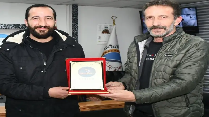 Doğubayazıt'ta Esnaftan Temizlik Personeline Vefa Plaketi