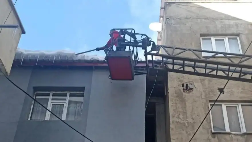 Diyadin’de tehlike oluşturan buz sarkıtları temizlendi