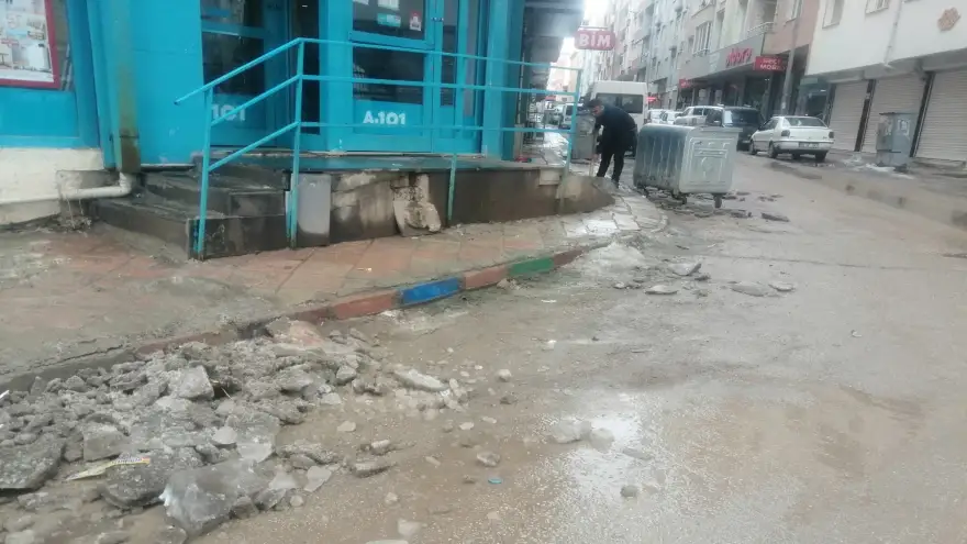 Doğubayazıt’ta Esnaf Kazma Küreğe Sarıldı!