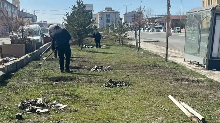 AĞRI’DA YEŞİL SEFERBERLİĞİ: PARK VE BAHÇELERDE HUMMALI ÇALIŞMA