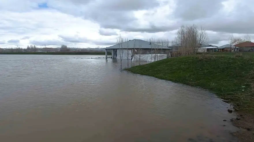 Patnos’ta sağanak taşkına neden oldu: Evleri su bastı