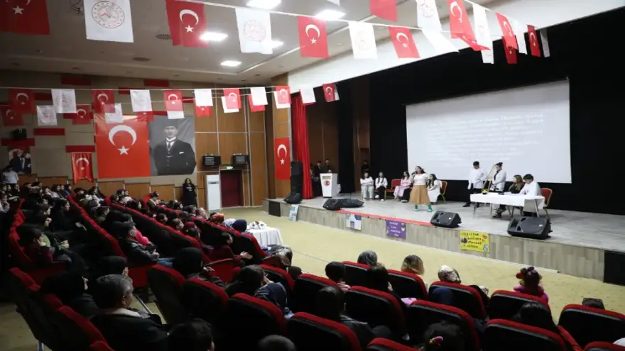 Ağrı’da İngilizce tiyatro ve münazara etkinliği düzenlendi