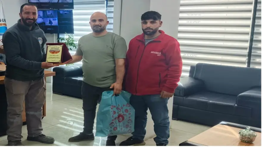 DOĞUBAYAZIT’IN ÖRNEK PERSONELİ RIFAT PAZİK’E 22. PLAKET