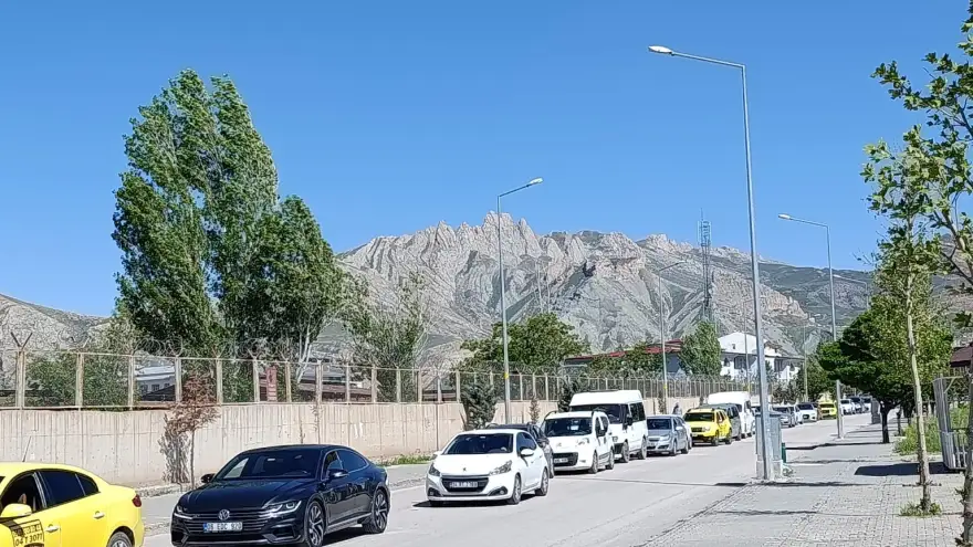 DOĞUBAYAZIT’TA BAYRAM TRAFİĞİ FELÇ: İSHAK PAŞA YOLUNDA KİLOMETRELERCE KUYRUK