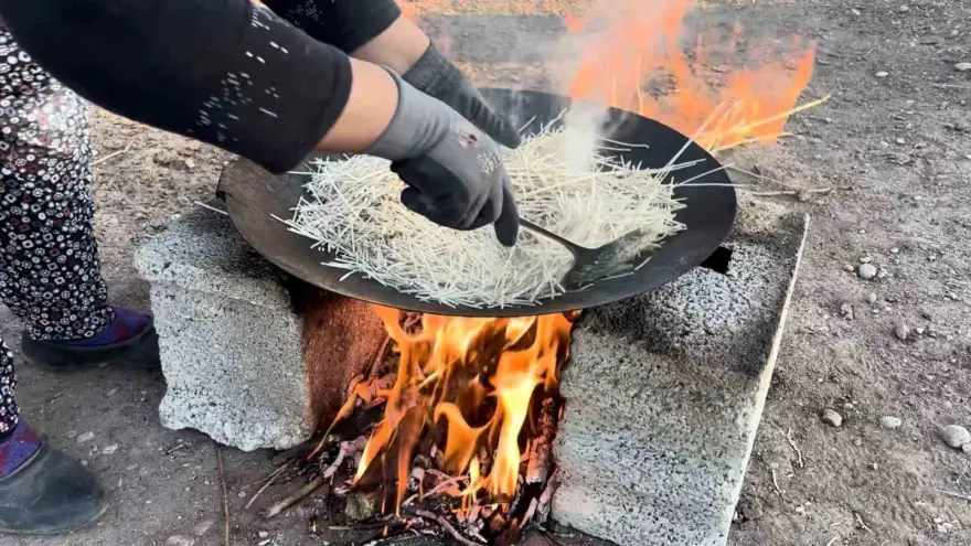 Tel tel ipe dizilen erişteler kış sofraları için hazırlanıyor