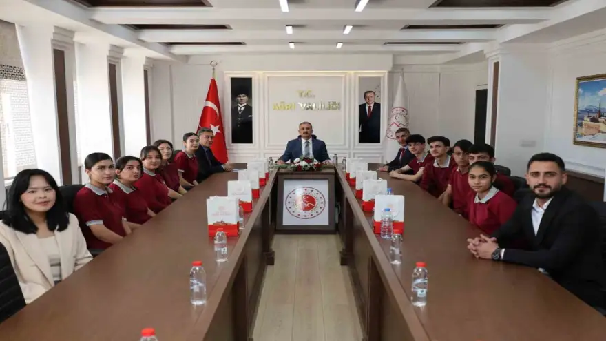 Vali Bozkurt öğrencilerle bir araya geldi