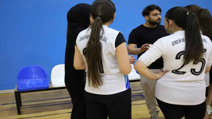 Ağrı ve Van’ın kız çocukları voleybol sahasında buluştu