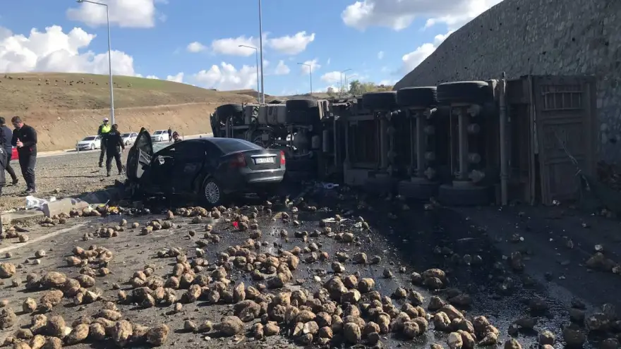Ağrı’da tır ve otomobilin çarpıştı feci kazada 4 kişi öldü