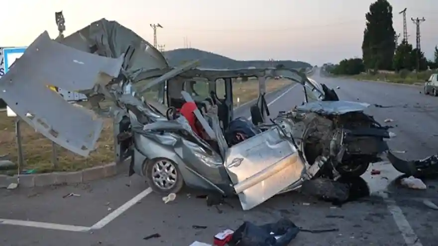 Hafif ticari araç TIR'a çarptı: 3 ölü, 6 yaralı
